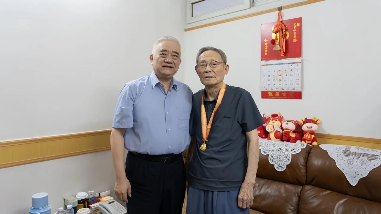 市国动办领导看望慰问抗战老同志