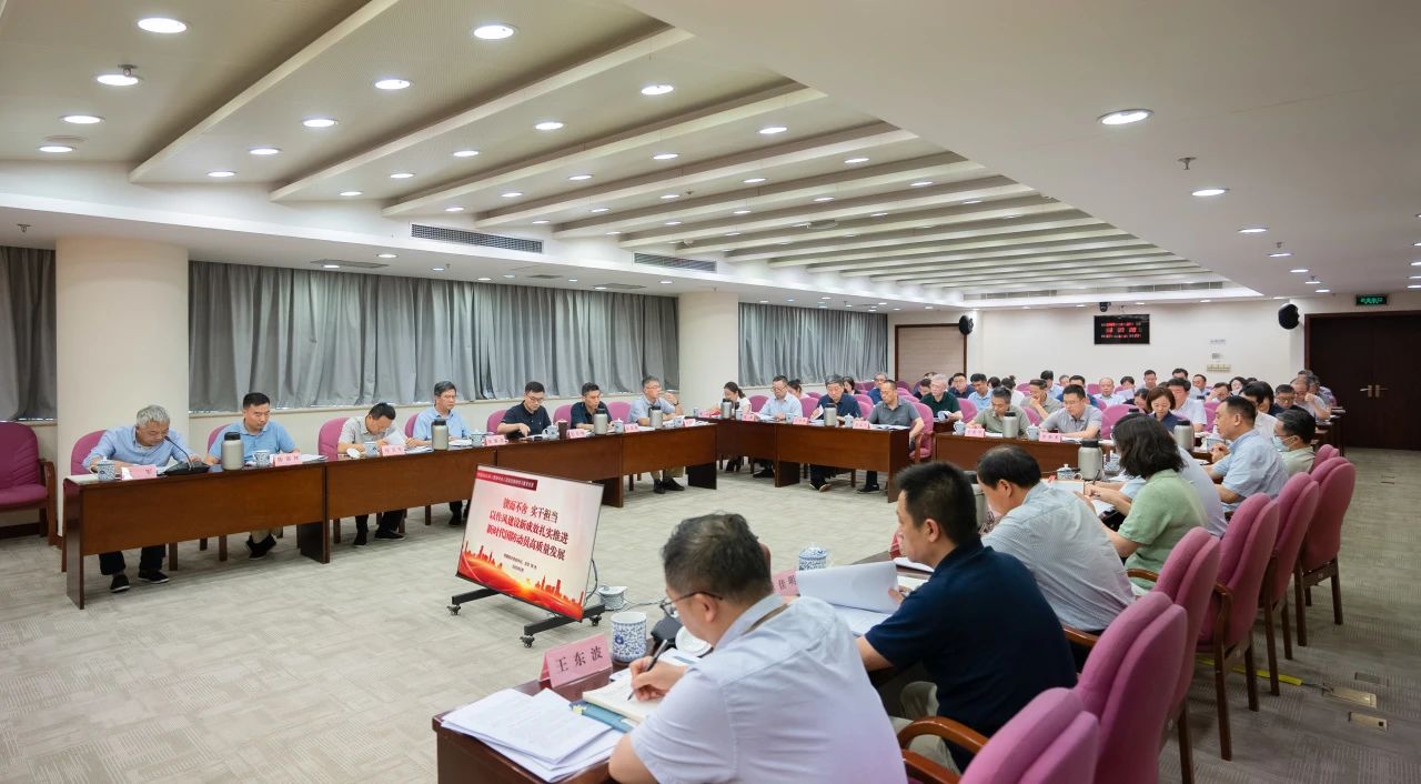 市国动办党组举行深入贯彻中央八项规定精神学习教育专题党课